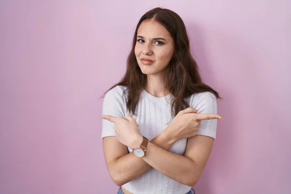Young Hispanic Girl Standing Pink Background Pointing Both Sides Fingers — Stock Photo, Image