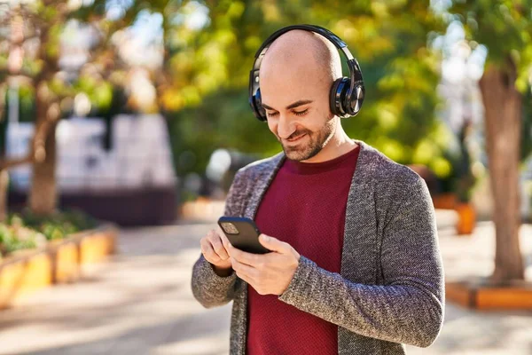 Young Man Smiling Confident Listening Music Park — Stockfoto