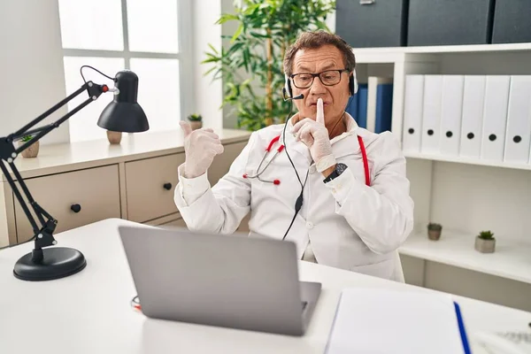 Senior Doctor Man Working Online Appointment Asking Quiet Finger Lips — Stock Photo, Image