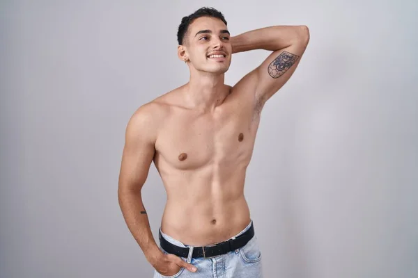 Knappe Latino Man Staat Shirtloos Glimlachend Zelfverzekerd Aanraken Van Haar — Stockfoto