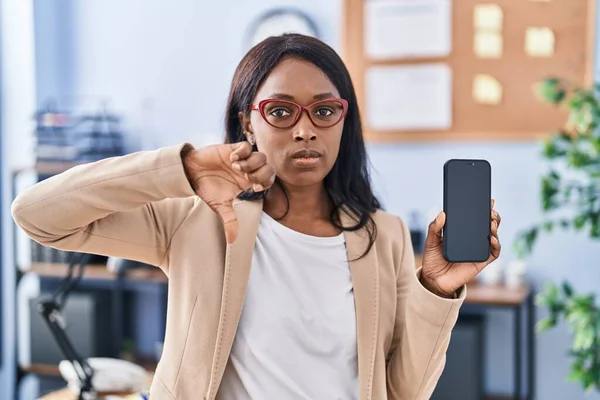 Africká Mladá Žena Držící Smartphone Ukazující Prázdný Displej Rozzlobeným Obličejem — Stock fotografie