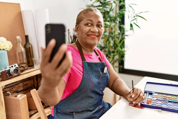 Senior African American Woman Make Selfie Smartphone Drawing Art Studio — Stockfoto