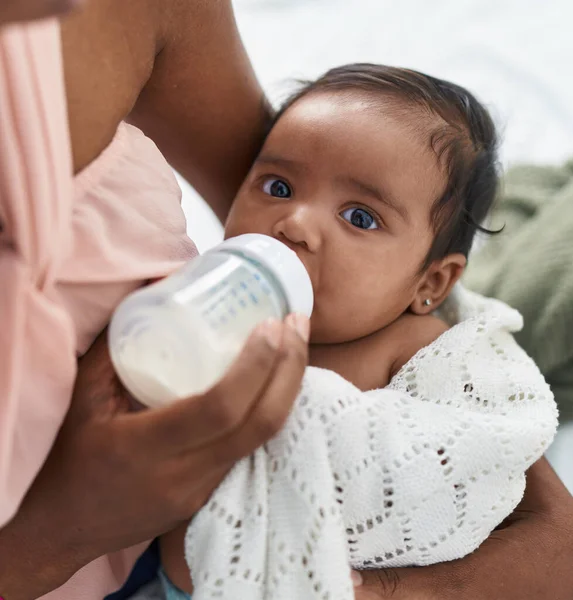 非洲裔美国婴儿在卧室里吸吮奶瓶 — 图库照片