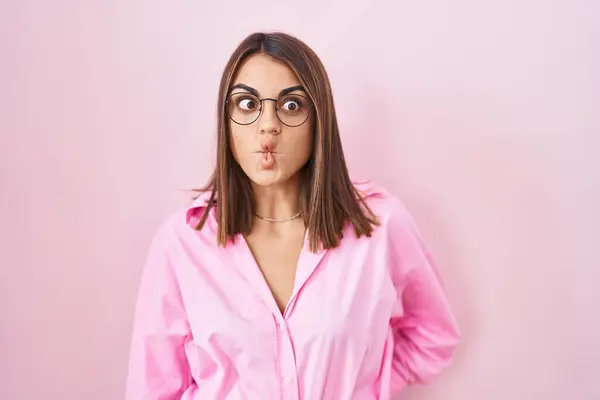 Young Hispanic Woman Wearing Glasses Standing Pink Background Making Fish — Foto de Stock