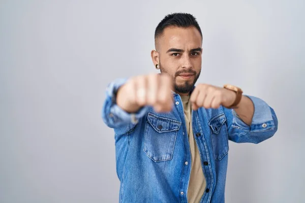 Young Hispanic Man Standing Isolated Background Punching Fist Fight Aggressive — Stock Photo, Image