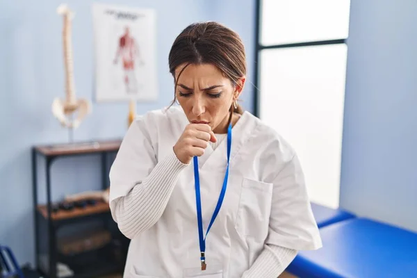 Молодая Брюнетка Работающая Клинике Чувствует Себя Нездоровой Кашляет Симптом Простуды — стоковое фото