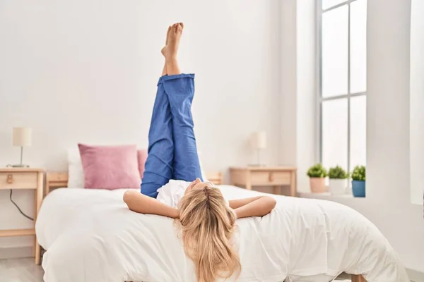 Молодая Блондинка Лежит Кровати Поднятыми Ногами Спальне — стоковое фото