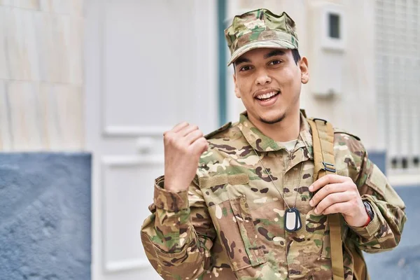 Młody Arabski Człowiek Mundurze Wojskowym Kamuflażu Zewnątrz Wskazując Kciuk Górę — Zdjęcie stockowe