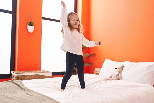 Liebenswertes Blondes Kleinkind Lächelt Selbstbewusst Und Tanzt Schlafzimmer Auf Dem — Stockfoto