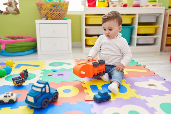 Adorável Bebê Caucasiano Brincando Com Caminhão Brinquedo Sentado Chão Jardim — Fotografia de Stock