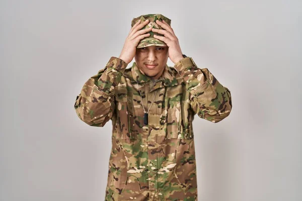Jovem Árabe Vestindo Uniforme Exército Camuflagem Sofrendo Dor Cabeça Desesperada — Fotografia de Stock