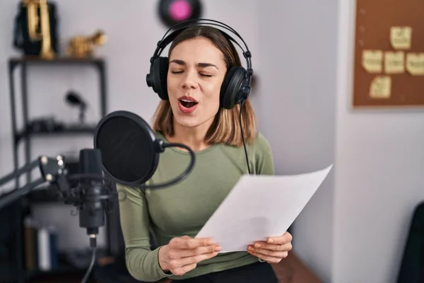 Jovem Bela Mulher Hispânica Músico Sorrindo Canção Cantando Confiante Estúdio — Fotografia de Stock