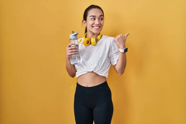 Young South Asian Woman Wearing Sportswear Drinking Water Smiling Happy — Zdjęcie stockowe