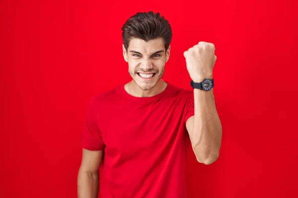 Young Hispanic Man Standing Red Background Angry Mad Raising Fist — Stockfoto