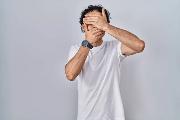 Hispanic Man Standing Isolated Background Covering Eyes Mouth Hands Surprised — Foto de Stock