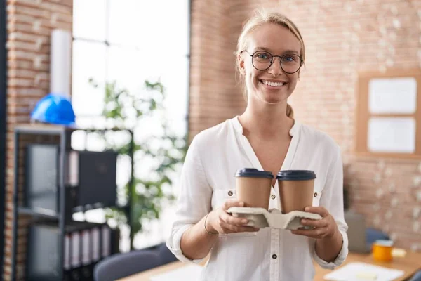 Jonge Blanke Vrouw Die Kantoor Werkt Koffiekopjes Vasthoudt Glimlachend Met — Stockfoto