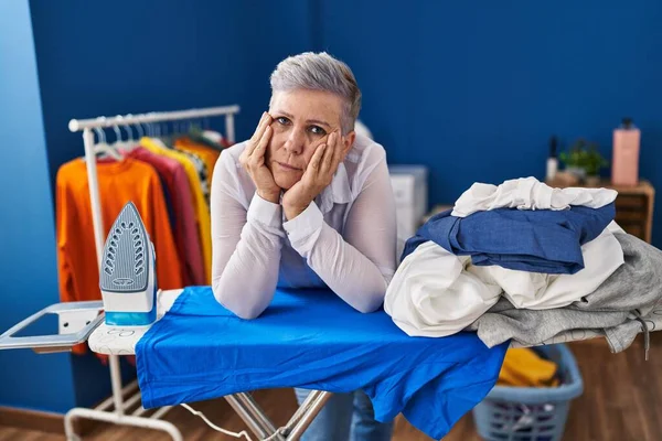 Mujer Mediana Edad Aburrida Apoyada Tabla Planchar Lavandería —  Fotos de Stock