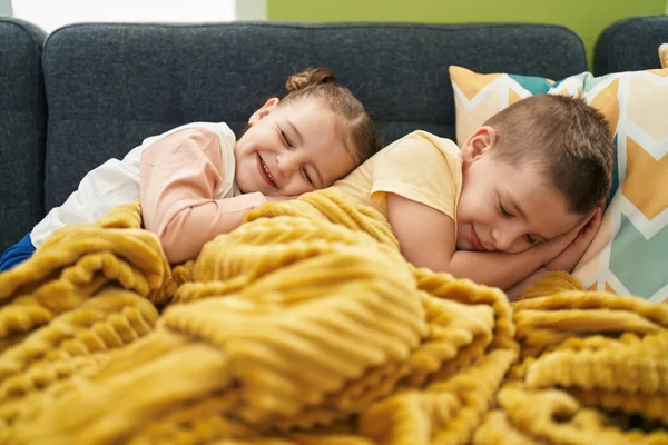 2人の子供がソファの上で寝ている — ストック写真