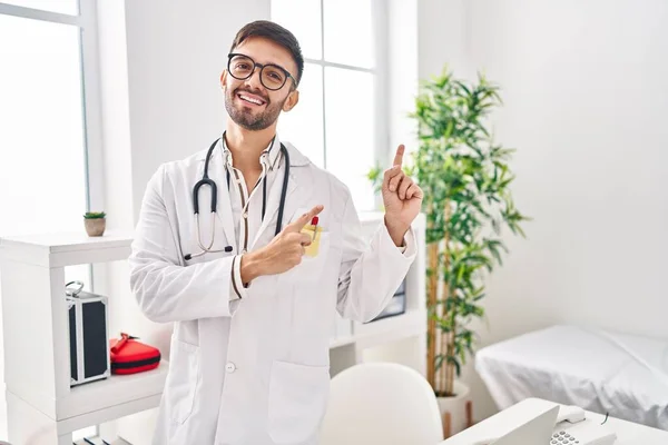 Hispanic Man Wearing Doctor Uniform Stethoscope Smiling Looking Camera Pointing — Stock Photo, Image