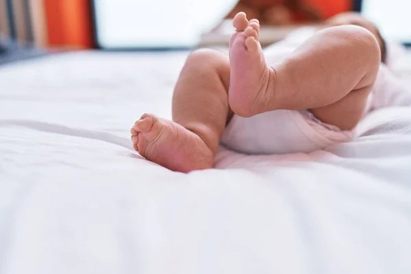 Sevimli Spanyol Bebek Yatak Odasında Yatıyordu — Stok fotoğraf