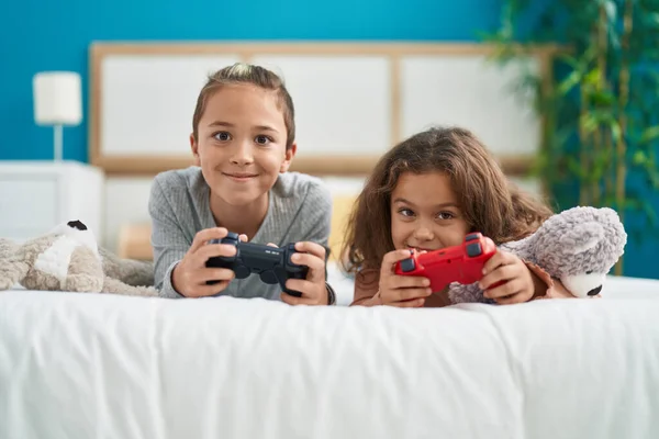 Çocuk Yatak Odasında Video Oyunu Oynuyor — Stok fotoğraf