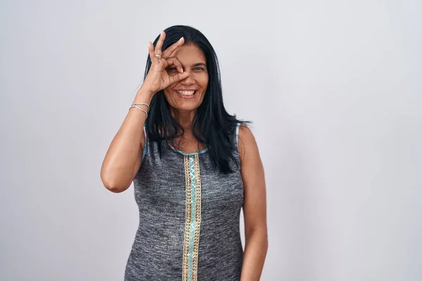 Mature Hispanic Woman Standing White Background Doing Gesture Hand Smiling — Stockfoto