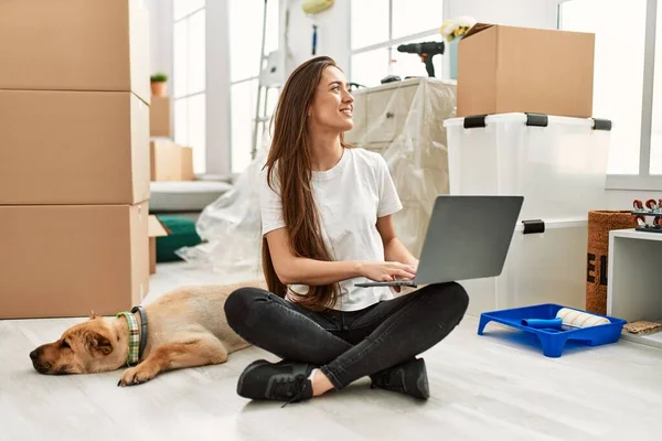 Ung Latinamerikansk Kvinna Använder Laptop Sitter Golvet Med Hund Nytt — Stockfoto