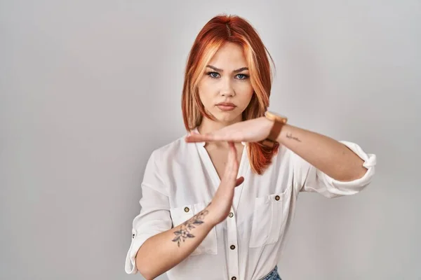 Young Caucasian Woman Standing Isolated Background Doing Time Out Gesture — Stockfoto