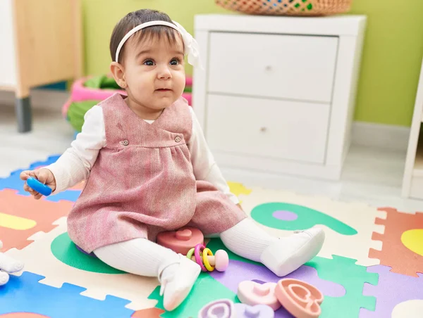Schattige Spaanse Baby Zittend Vloer Met Speelgoed Kleuterschool — Stockfoto