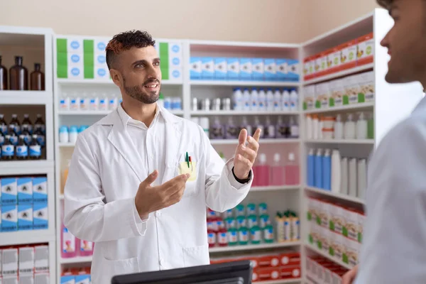 Два Латиноамериканца Фармацевта Разговаривают Клиентом Аптеке — стоковое фото