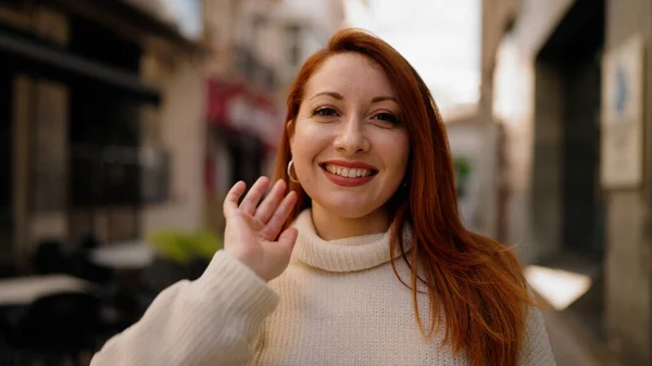 Junge Rothaarige Frau Lächelt Selbstbewusst Auf Der Straße — Stockfoto