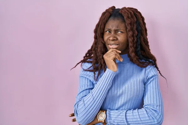 Африканская Женщина Стоящая Розовом Фоне Думает Вопросе Обеспокоенный Нервный Рукой — стоковое фото