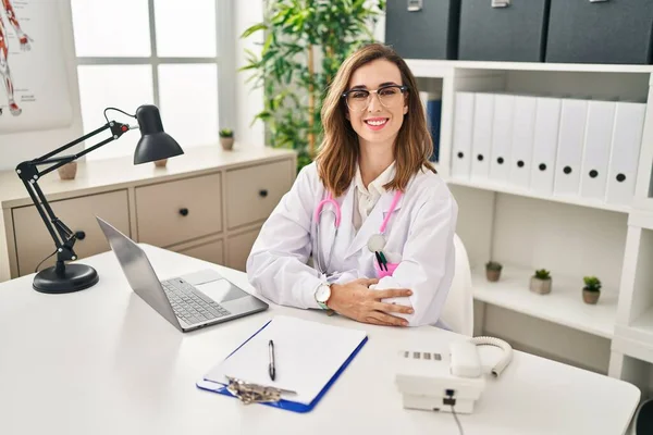 Ung Kvinna Bär Doktor Uniform Arbetar Kliniken — Stockfoto