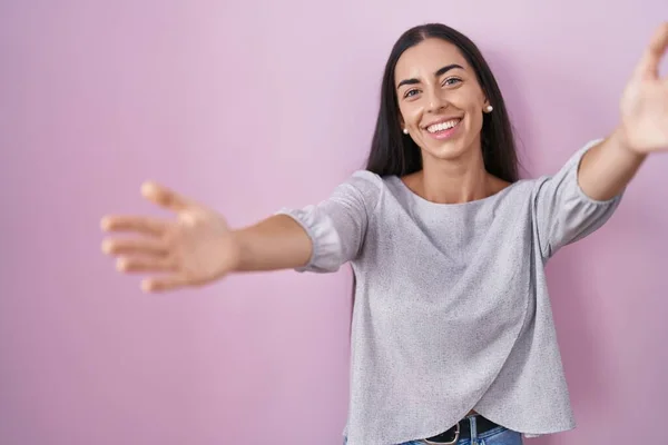 Young Brunette Woman Standing Pink Background Looking Camera Smiling Open — Stockfoto