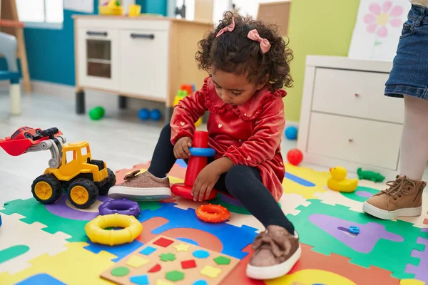 Entzückendes Hispanisches Mädchen Spielt Selbstbewusst Lächelnd Kindergarten Auf Dem Boden — Stockfoto