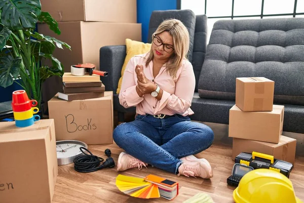 Young Hispanic Woman Moving New Home Sitting Floor Suffering Pain — Fotografia de Stock