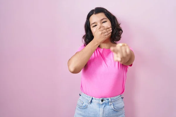 Young Hispanic Woman Standing Pink Background Laughing You Pointing Finger — Zdjęcie stockowe