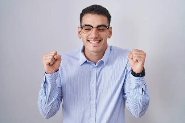 Hombre Hispano Guapo Vistiendo Ropa Negocios Gafas Emocionadas Por Éxito —  Fotos de Stock
