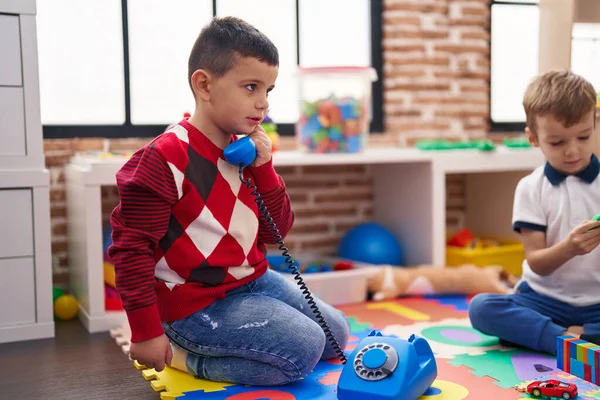 Duas Crianças Brincando Com Brinquedo Telefônico Sentado Chão Jardim Infância — Fotografia de Stock