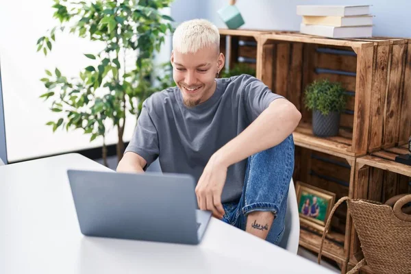 Young Caucasian Man Using Laptop Sitting Table Home —  Fotos de Stock