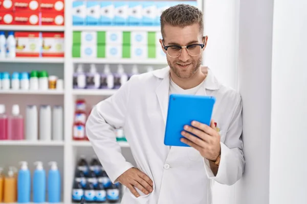 Young Caucasian Man Pharmacist Using Touchpad Working Pharmacy — Stok fotoğraf