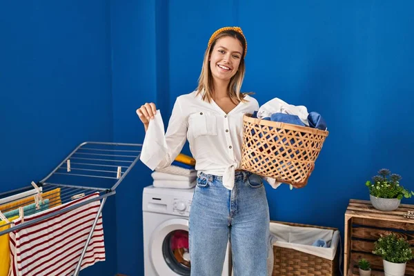 Young Hispanic Woman Smiling Confident Holding Basket Clothes Laundry Room — ストック写真
