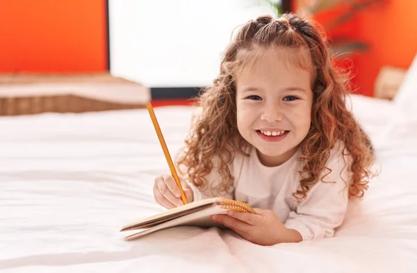 Liebenswertes Blondes Kleinkind Schreibt Auf Notizbuch Das Schlafzimmer Auf Dem — Stockfoto