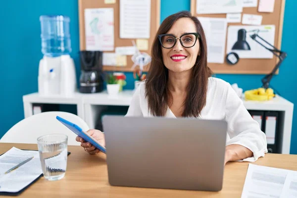 Young Beautiful Hispanic Woman Business Worker Using Touchpad Laptop Office — Stock Photo, Image