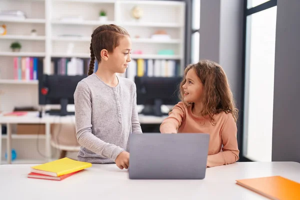 Δύο Παιδιά Μαθητές Που Χρησιμοποιούν Υπολογιστή Για Σπουδές Στην Τάξη — Φωτογραφία Αρχείου