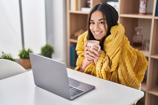Mujer Hispana Joven Usando Laptopo Tomando Café Casa —  Fotos de Stock
