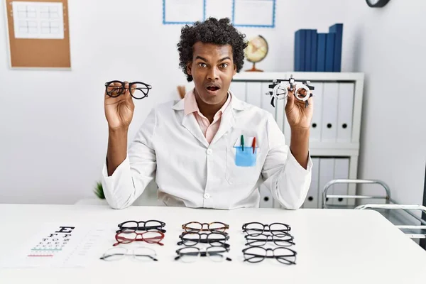 African Optician Man Curly Hair Holding Optometry Glasses Regular Glasses — Foto de Stock