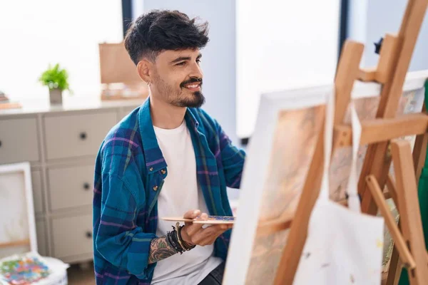 Young Hispanic Man Artist Smiling Confident Drawing Art Studio — Foto de Stock