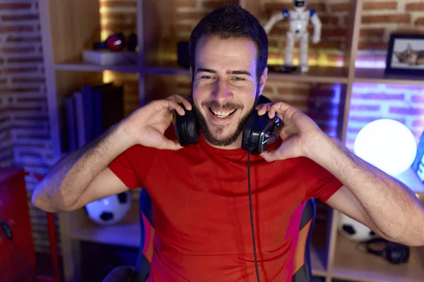 Young Hispanic Man Streamers Smiling Confident Sitting Table Gaming Room — ストック写真