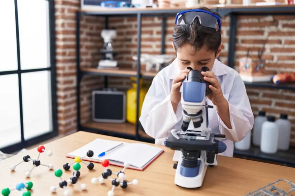 Entzückende Hispanische Junge Student Mit Mikroskop Labor Klassenzimmer — Stockfoto